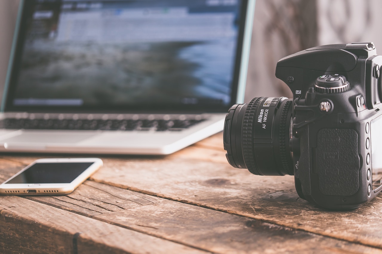 how to embed an mp4 video on a web page using the video html tag